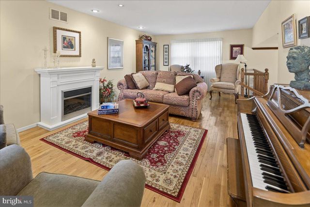 7 JAMES AVE, Kendall Park, NJ 08824