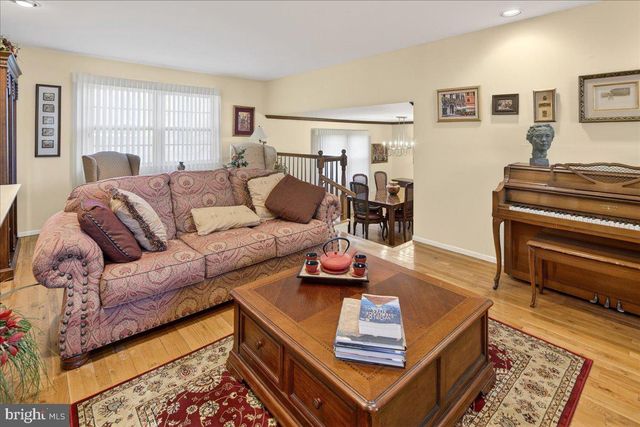 7 JAMES AVE, Kendall Park, NJ 08824