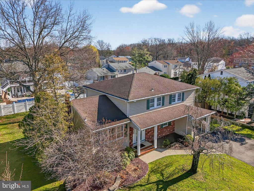 7 JAMES AVE, Kendall Park, NJ 08824