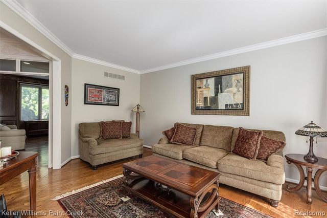 2036 Hickory Trail Drive, Rochester Hills, MI 48309