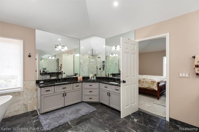 2036 Hickory Trail Drive, Rochester Hills, MI 48309