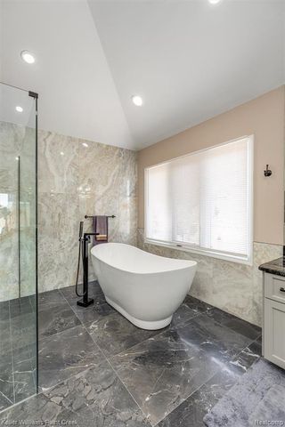 2036 Hickory Trail Drive, Rochester Hills, MI 48309