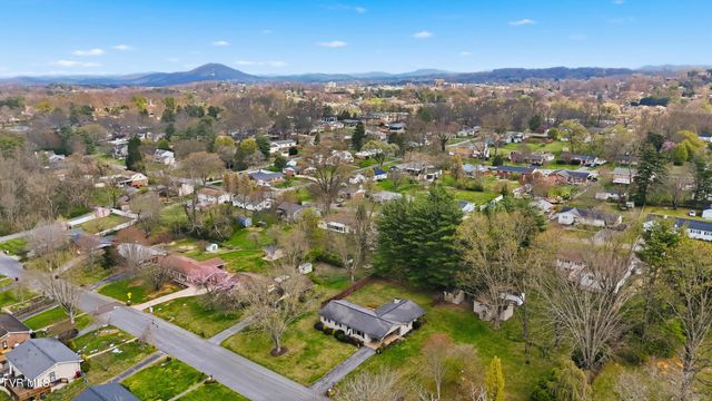1211 Oakdell Court, Johnson City, TN 37604