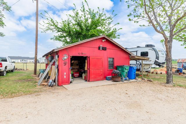 1001 Gravel Pit RD, Taylor, TX 76574