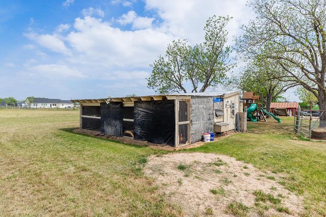 1001 Gravel Pit RD, Taylor, TX 76574