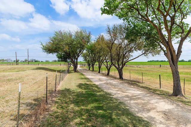 1001 Gravel Pit RD, Taylor, TX 76574