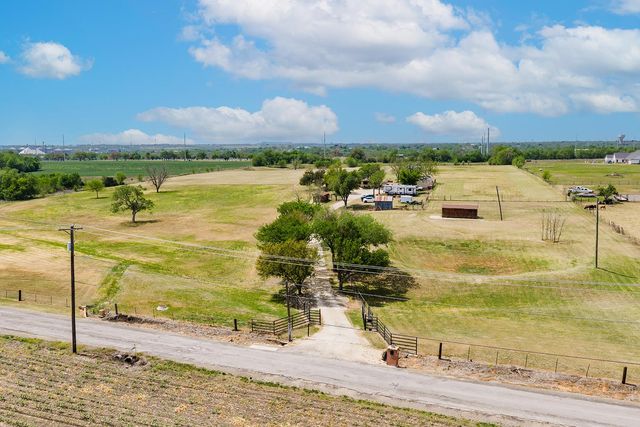 1001 Gravel Pit RD, Taylor, TX 76574
