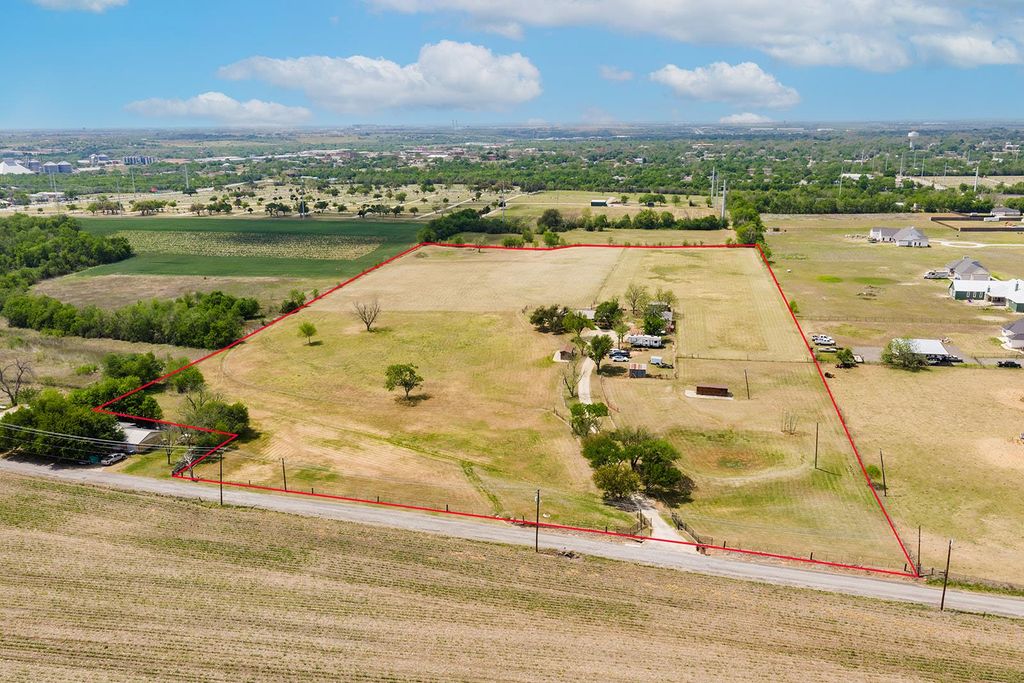 1001 Gravel Pit RD, Taylor, TX 76574