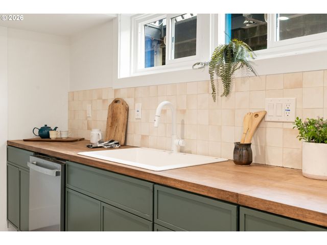 3976 Ne 12TH Ave, Portland, OR 97212