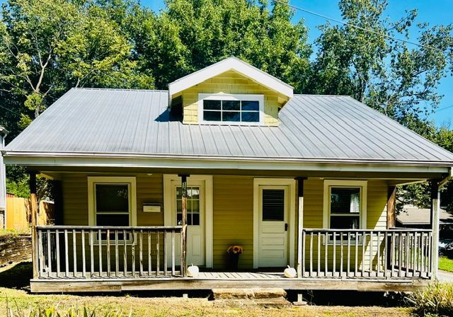 160 E Meadow Street, Fayetteville, AR 72701