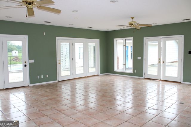 338 Lakeview Drive, Baxley, GA 31513