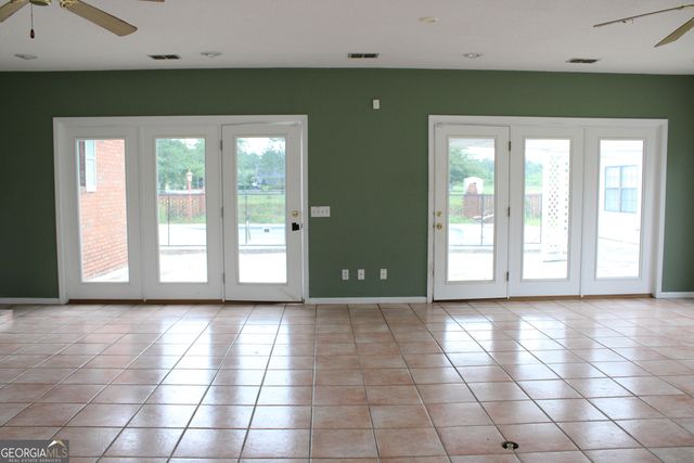 338 Lakeview Drive, Baxley, GA 31513