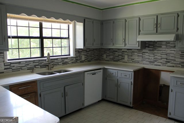 338 Lakeview Drive, Baxley, GA 31513