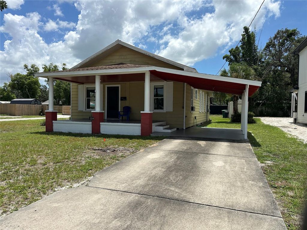 Image 3 of property listing at 1209 E ELLICOTT STREET, Tampa, FL 33603