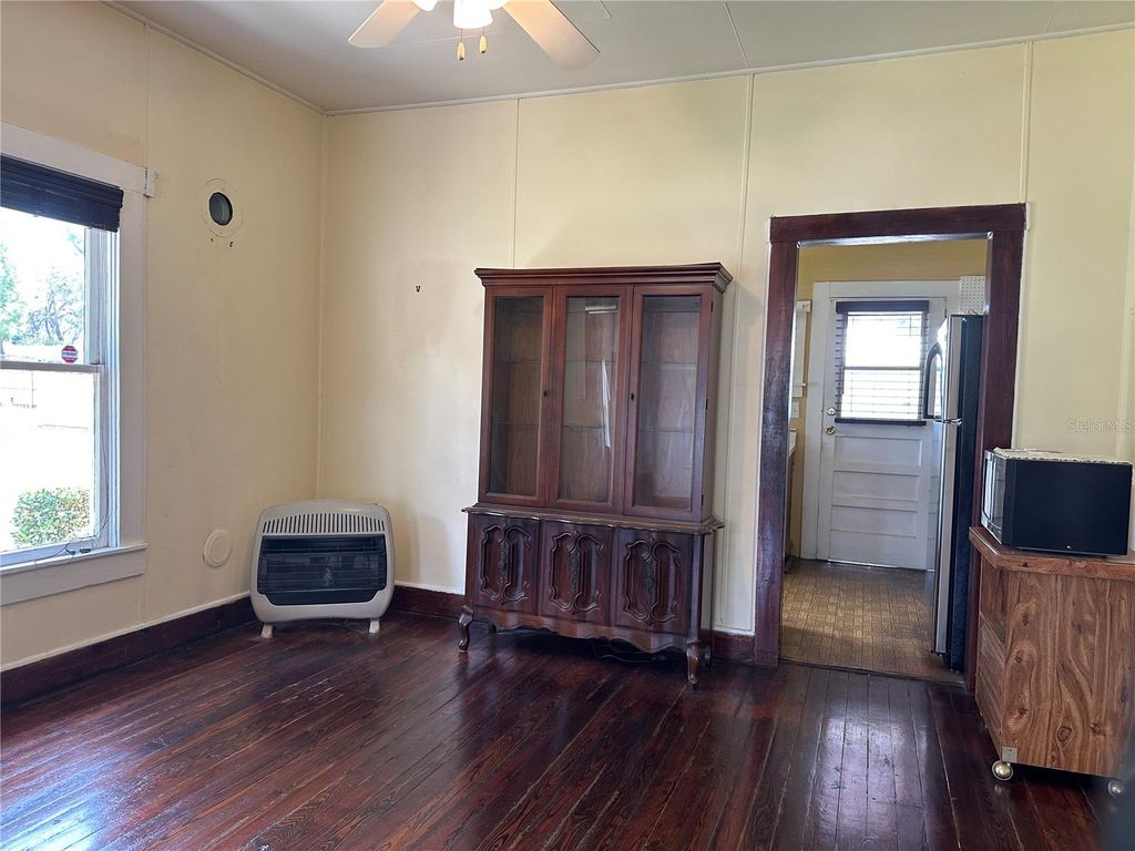Image 10 of property listing at 1209 E ELLICOTT STREET, Tampa, FL 33603