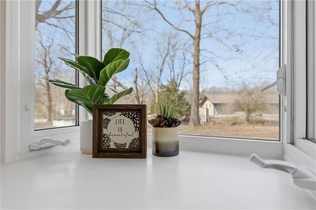 1232 OLD MANOR Road, Liberty, MO 64068