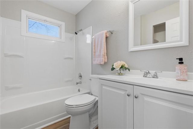 1232 OLD MANOR Road, Liberty, MO 64068