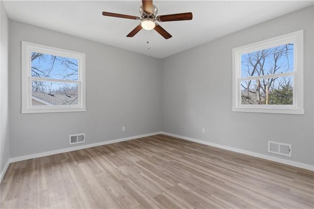 1232 OLD MANOR Road, Liberty, MO 64068