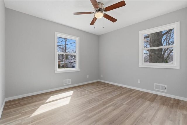 1232 OLD MANOR Road, Liberty, MO 64068