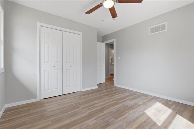 1232 OLD MANOR Road, Liberty, MO 64068