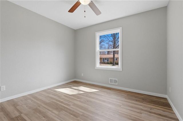 1232 OLD MANOR Road, Liberty, MO 64068