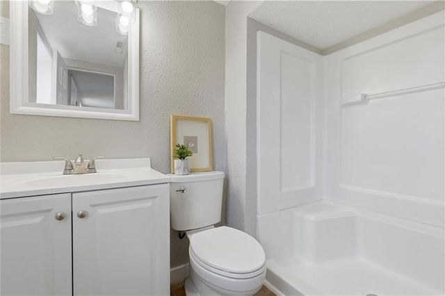 1232 OLD MANOR Road, Liberty, MO 64068