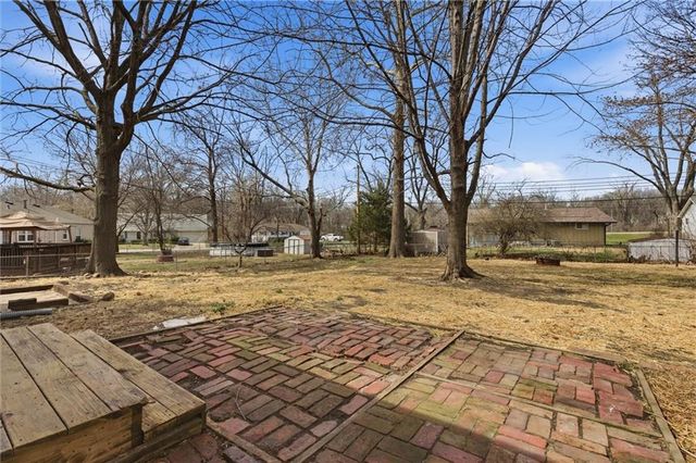 1232 OLD MANOR Road, Liberty, MO 64068