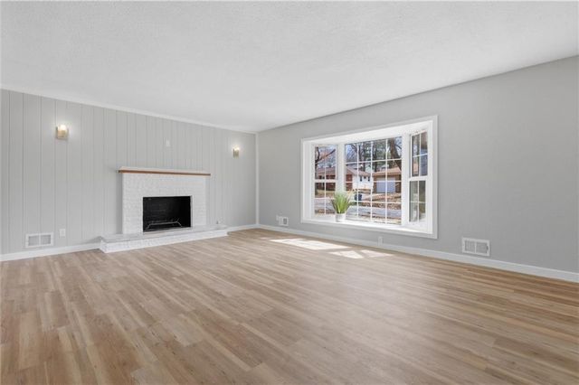 1232 OLD MANOR Road, Liberty, MO 64068