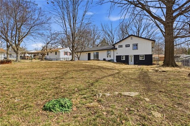 1232 OLD MANOR Road, Liberty, MO 64068