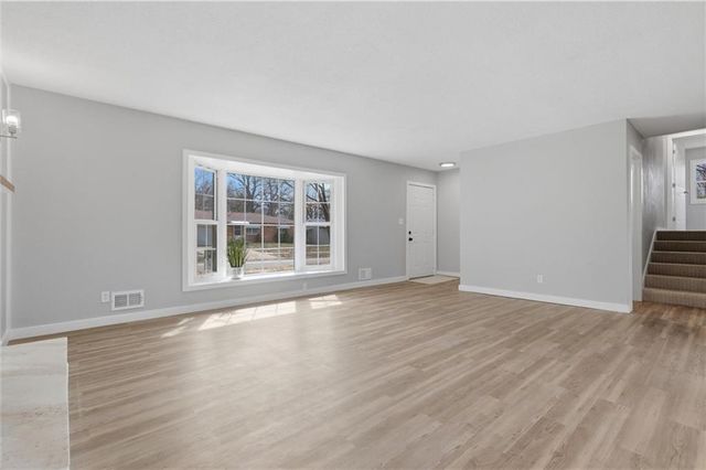 1232 OLD MANOR Road, Liberty, MO 64068