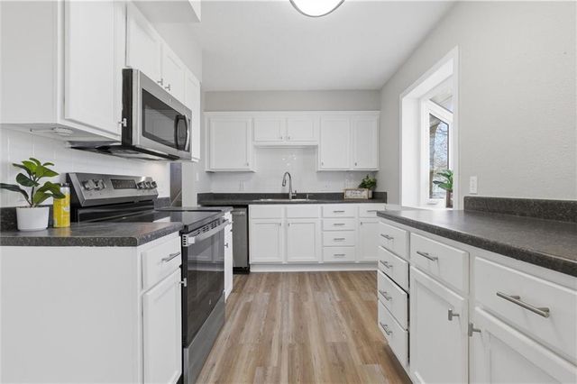 1232 OLD MANOR Road, Liberty, MO 64068