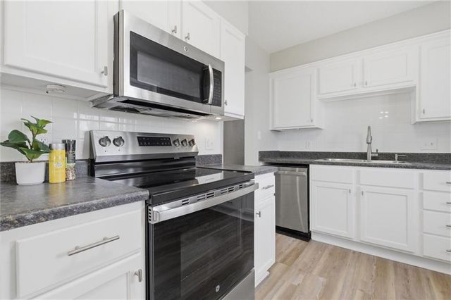 1232 OLD MANOR Road, Liberty, MO 64068