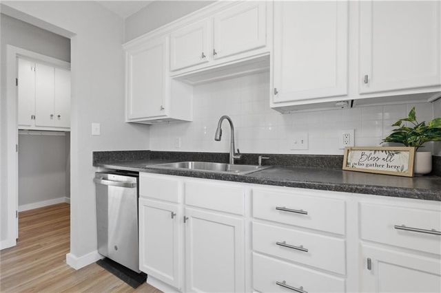 1232 OLD MANOR Road, Liberty, MO 64068