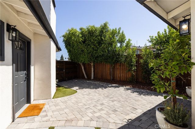 219 Pauline, Costa Mesa, CA 92627