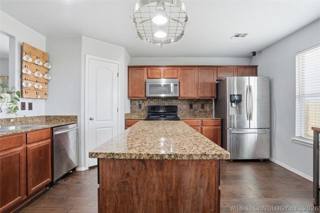 8734 E 160th Place S, Bixby, OK 74008