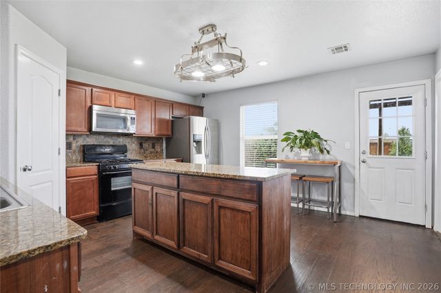 8734 E 160th Place S, Bixby, OK 74008