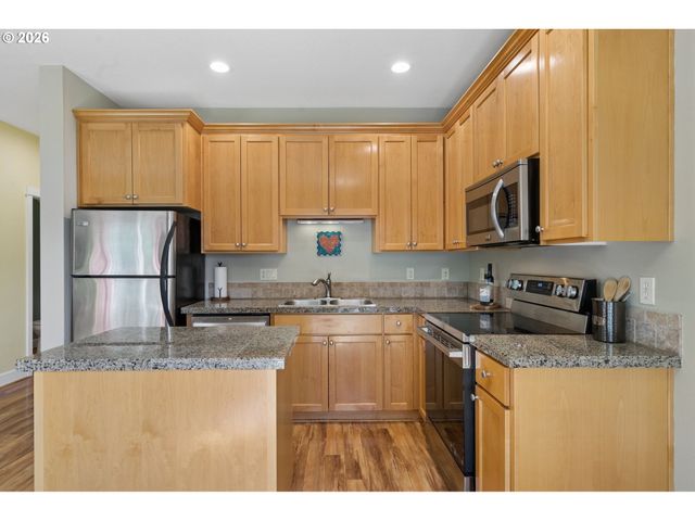 1721 N MANZANITA St, Canby, OR 97013