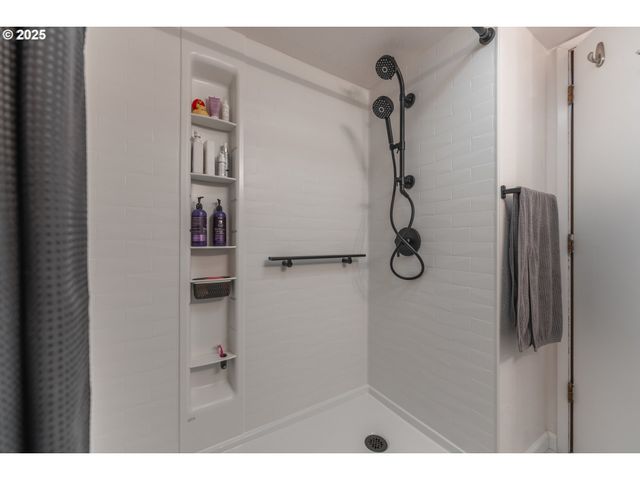 11760 Sw KING GEORGE Dr, Portland, OR 97224