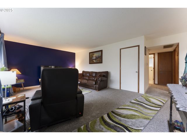 11760 Sw KING GEORGE Dr, Portland, OR 97224