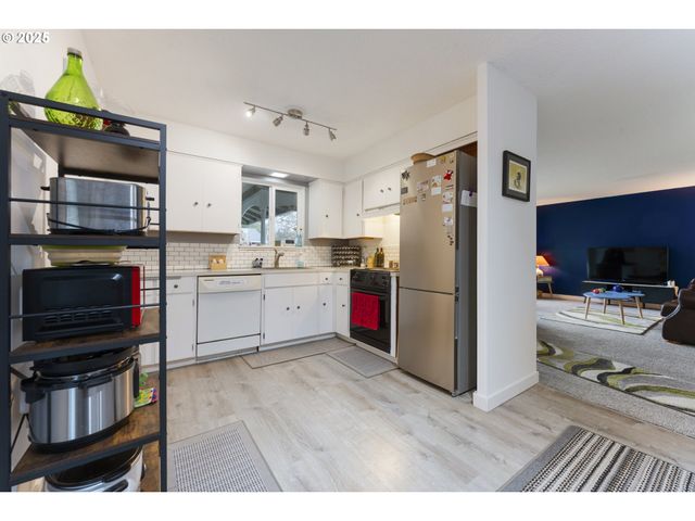 11760 Sw KING GEORGE Dr, Portland, OR 97224