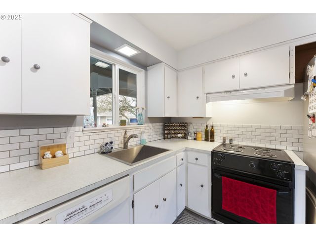 11760 Sw KING GEORGE Dr, Portland, OR 97224