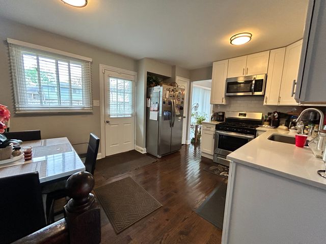 16625 Kenwood Avenue, South Holland, IL 60473
