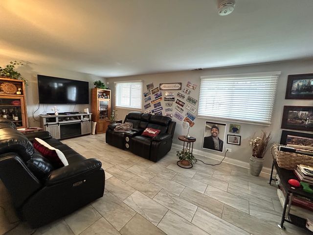 16625 Kenwood Avenue, South Holland, IL 60473