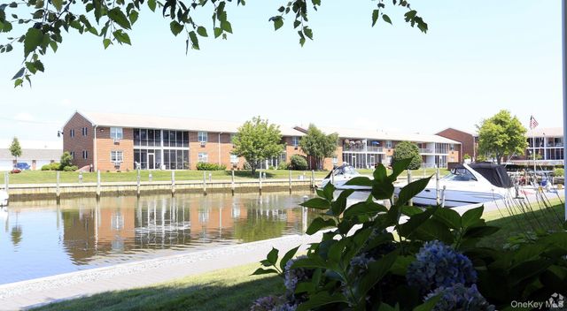 11 Commodore Lane, West Babylon, NY 11704