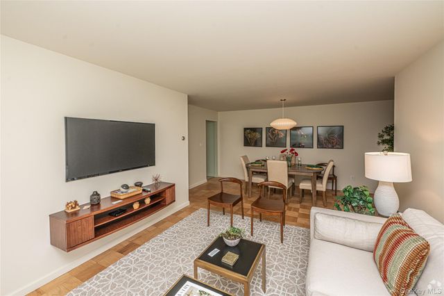 11 Commodore Lane, West Babylon, NY 11704