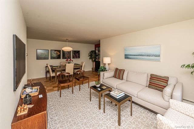 11 Commodore Lane, West Babylon, NY 11704