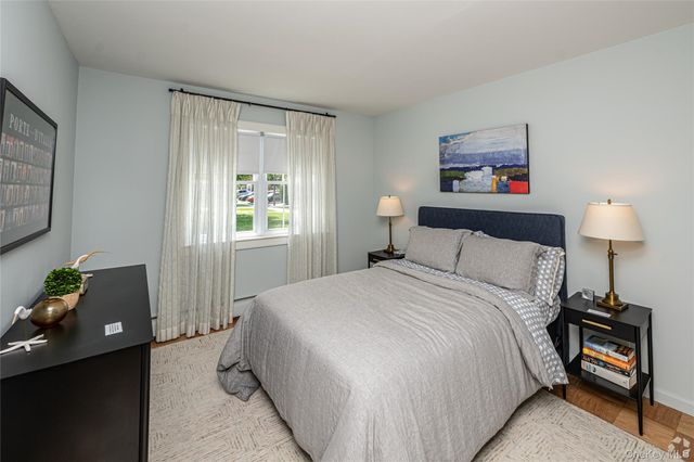 11 Commodore Lane, West Babylon, NY 11704