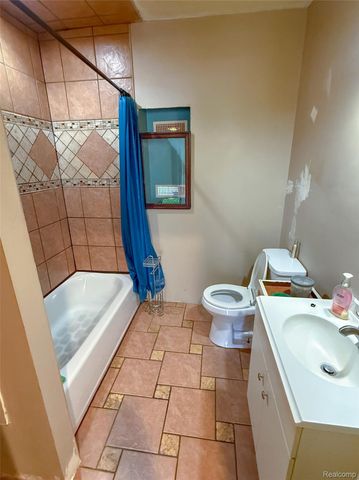 720 E Columbia Avenue, Pontiac, MI 48340