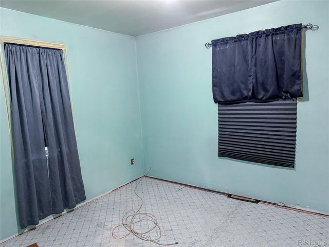 720 E Columbia Avenue, Pontiac, MI 48340