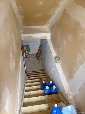 720 E Columbia Avenue, Pontiac, MI 48340